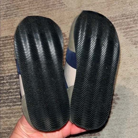 Cat & Jack Kids' Gray and Navy Velcro Sneakers - Picture 7 of 7